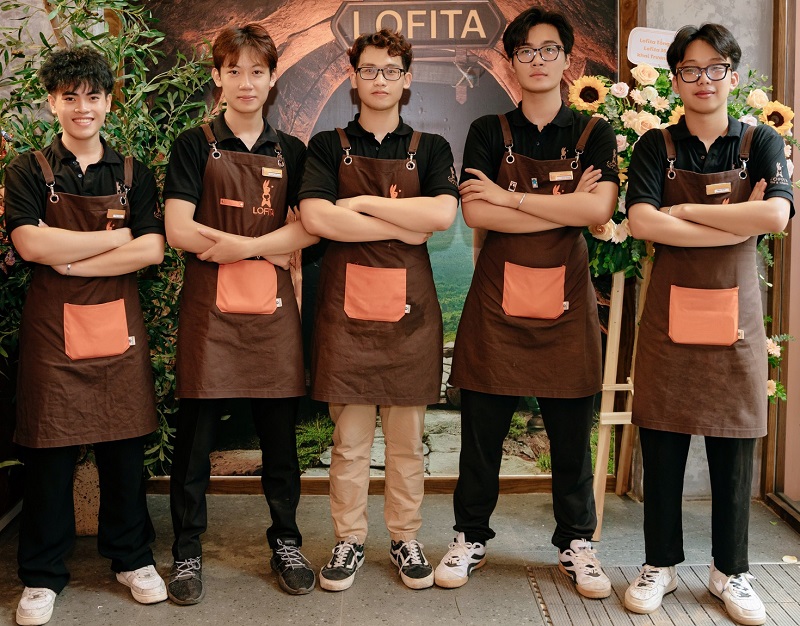 Mẫu áo thun đồng phục và tạp dề nhân viên Lofita Tea & Coffee