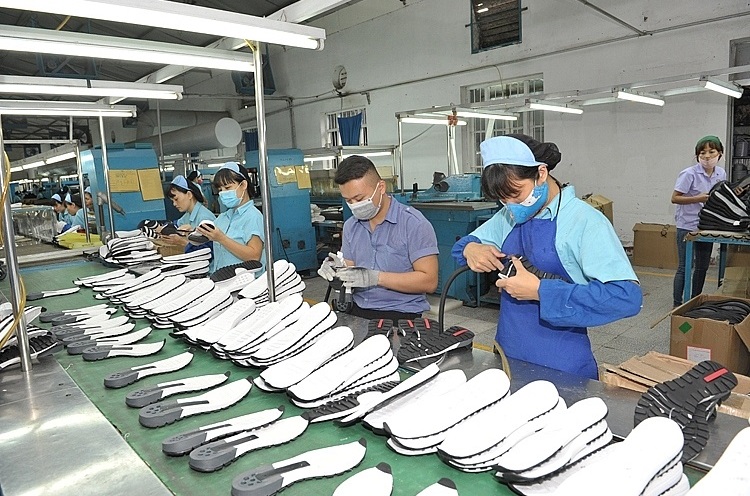 Công nhân may giày dép thường được trang bị đồng phục gì