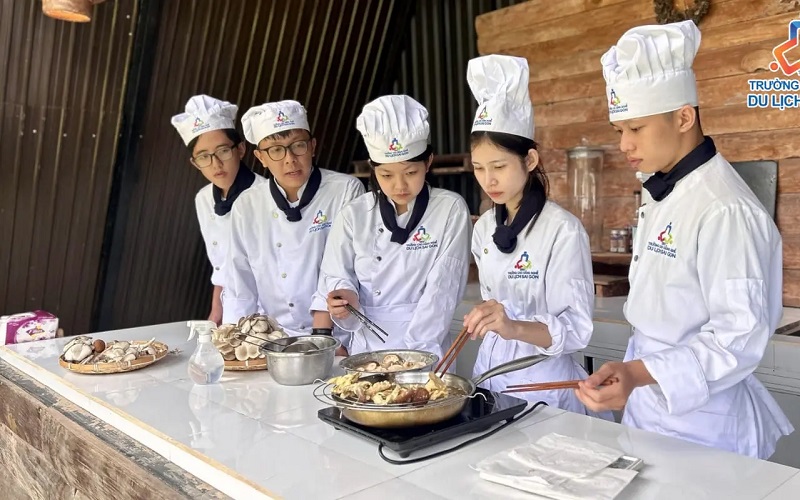 Chọn đồng phục nhân viên làm bếp nhà hàng nâng cao hiệu suất làm việc