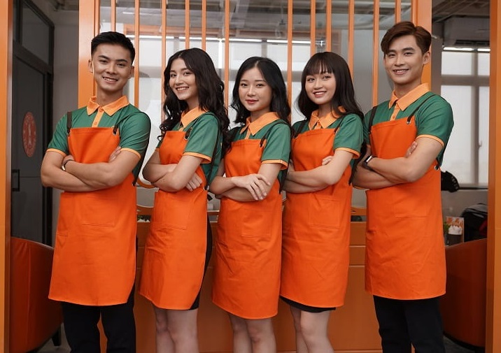 Nhân viên nam nữ phục vụ nhà hàng mặc đồng phục khác nhau gì
