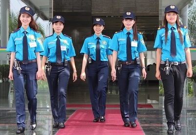 Nhân viên bảo vệ thường mặc áo gì và làm ở đâu nhiều nhất