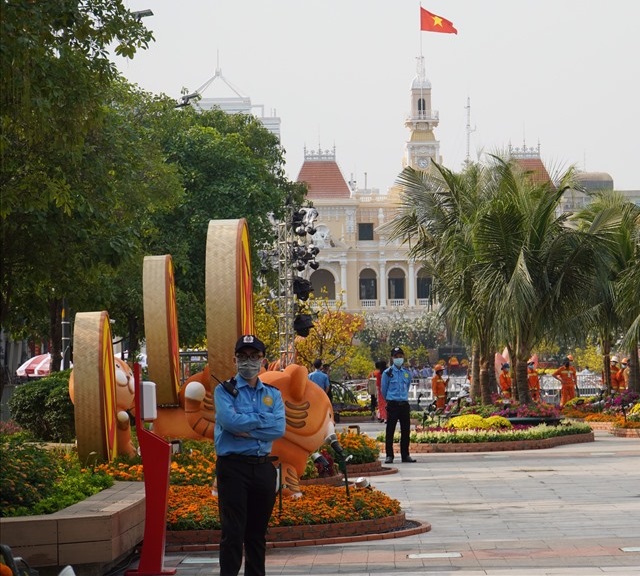 Áo đồng phục sinh viên làm bảo vệ đường hoa Nguyễn Huệ dịp Tết