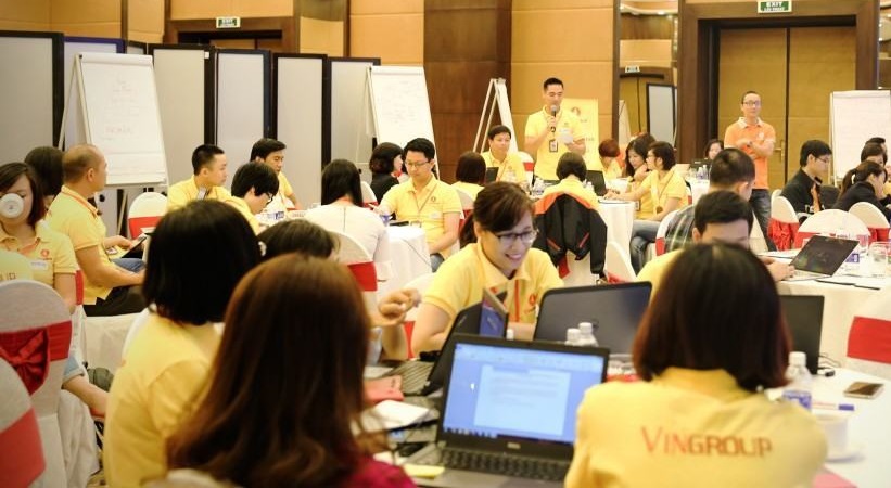 Mẫu áo thun vàng đồng phục của nhân viên tập đoàn Vingroup