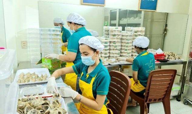 Công nhân đóng gói thực phẩm mặc trang phục gồm những gì