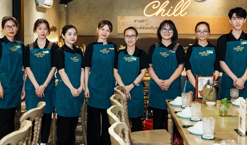 Nhân viên lẩu chua cay Chill Thái Food mặc đồng phục gì