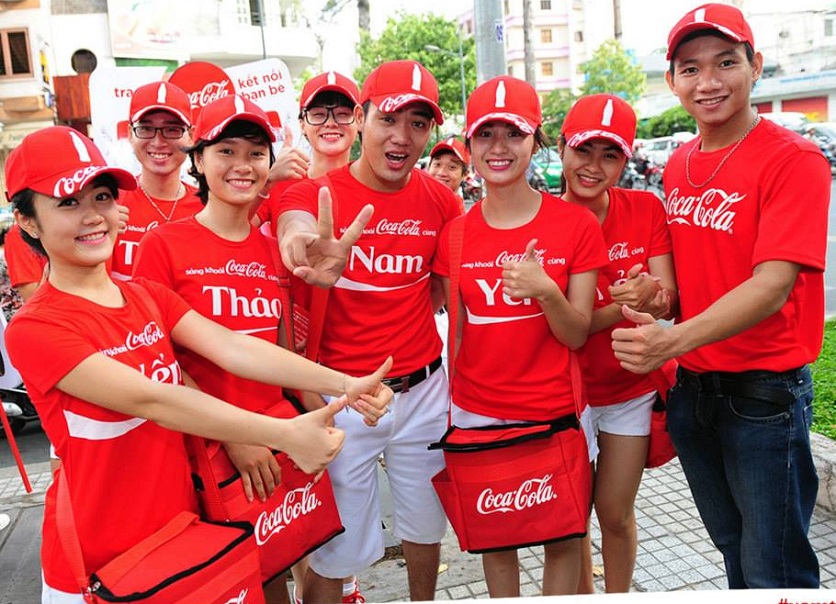 Nhân viên tiếp thị thị trường Coca Cola mặc đồng phục gì