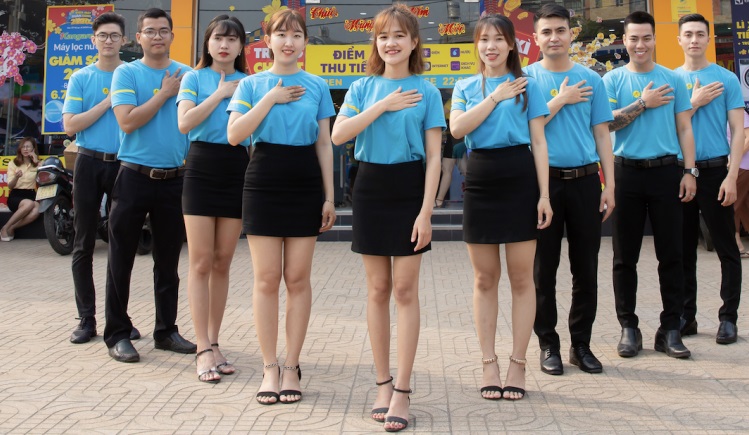 Nhân viên bán hàng siêu thị điện máy Xanh mặc đồng phục gì