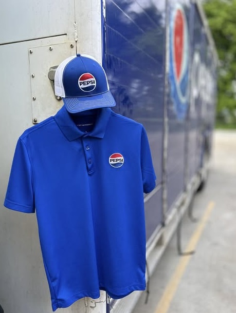 Nhân viên thị trường tiếp thị Pepsi mặc đồng phục gì