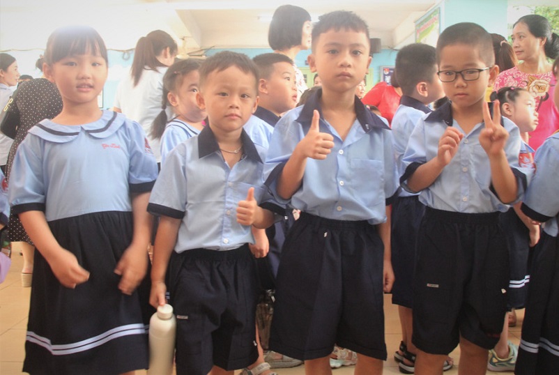 Học sinh tiểu học tại TpHCM thường mặc loại áo đồng phục gì