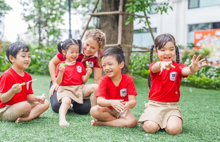 Mẫu đồng phục trường Mầm non Vinschool trẻ 18 tháng tới 5 tuổi