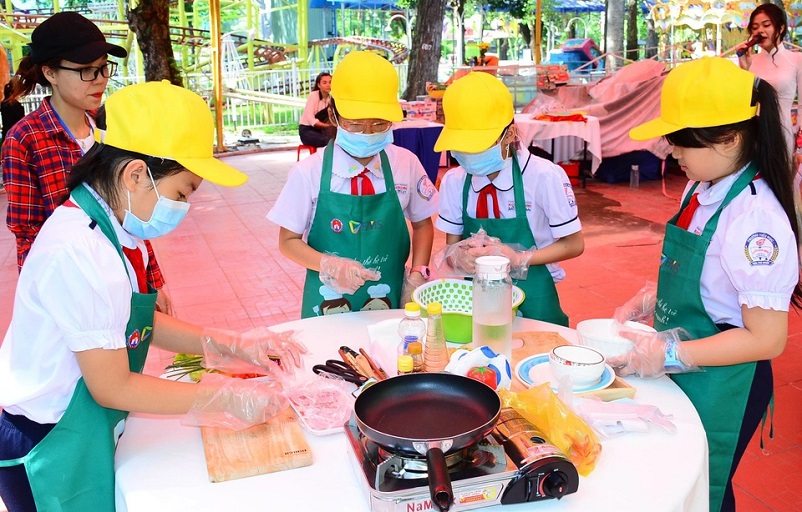 Khi nào chọn in hoặc thêu lên chiếc tạp dề vải