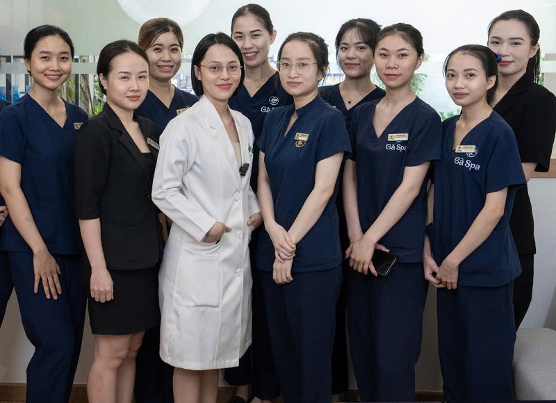 Kỹ thuật viên Gà Spa mặc trang phục quần áo như nào
