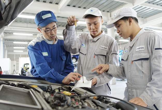 Nhân viên ngành Kỹ thuật Cơ khí mặc quần áo đồng phục gì
